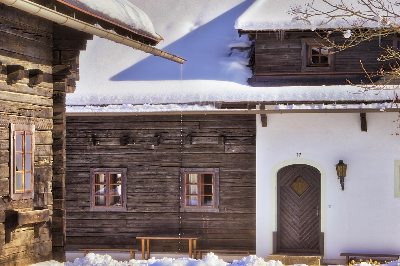Naturel Hoteldorf Schoenleitn Latschach ober dem Faakersee Bagian luar foto