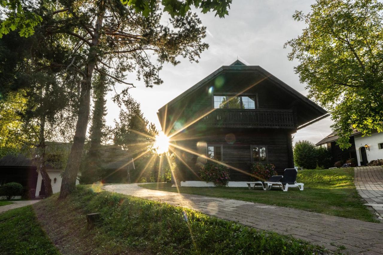 Naturel Hoteldorf Schoenleitn Latschach ober dem Faakersee Bagian luar foto