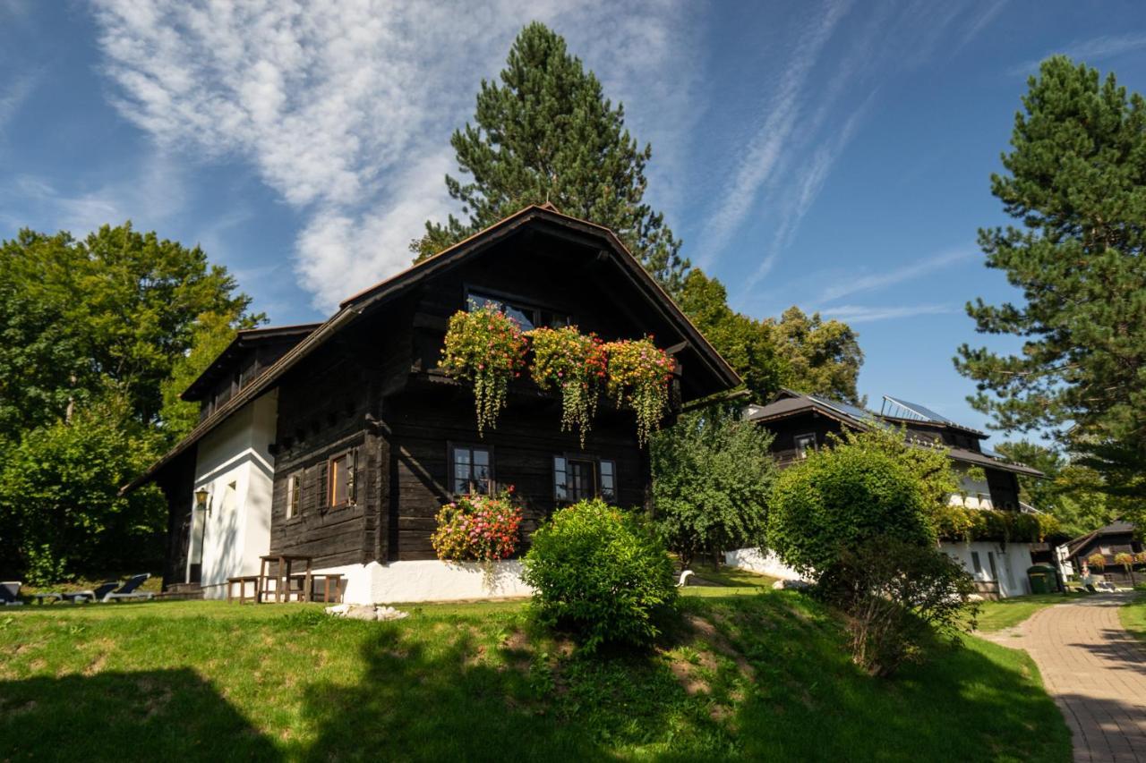 Naturel Hoteldorf Schoenleitn Latschach ober dem Faakersee Bagian luar foto